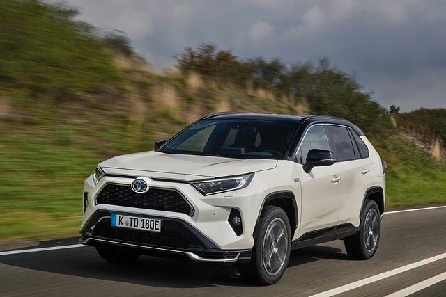 Ganz schön flott: Auf Wunsch lässt sich der Toyota RAV4 Plug-in Hybrid in 6 Sekunden aus dem Stand auf 100 km/h treiben 