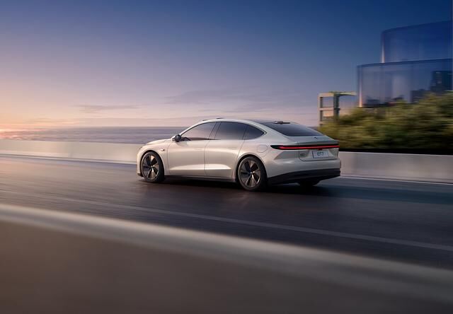 Wie derzeit viele neue Elektroautos hat auch der Nio ET7 ein über die gesamte Breite verlaufendes Rücklicht