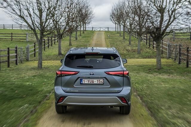 In der Fahrzeugklasse des Highlander sind eigentlich Dieselmotoren üblich. Doch Toyota bietet ausschließlich einen Hybrid-Benzinantrieb an