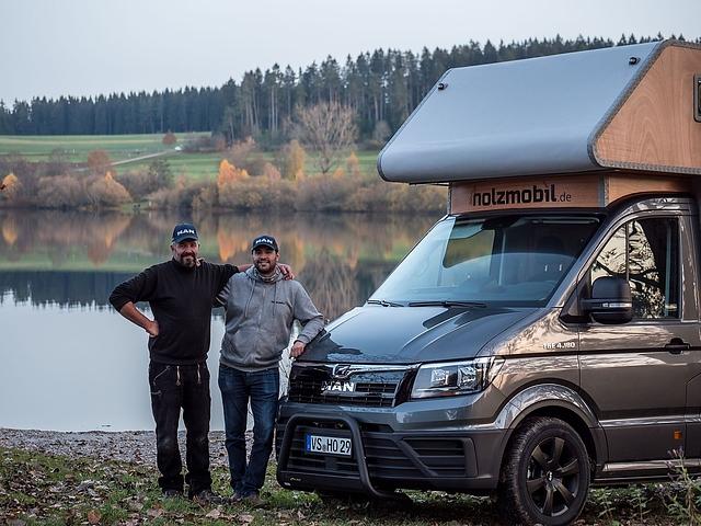 Stefan (links) und Oliver Offenburger tüftelten vier Jahre lang am Holzmobil