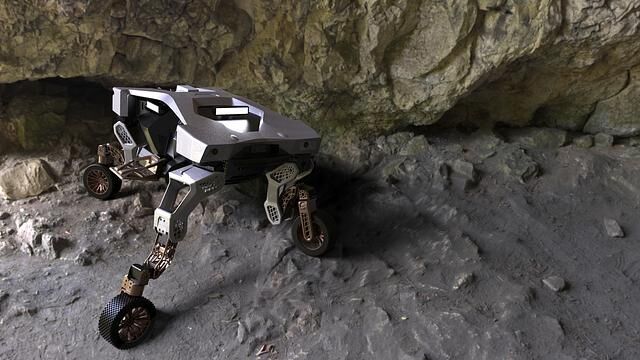 Auch schwieriege Felspassagen kann das superflexible Allradsystem des Hyundai Tiger meistern