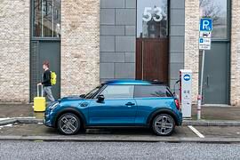 Mini Cooper SE Electric Collection - Editionsmodell mit besonderem Dach