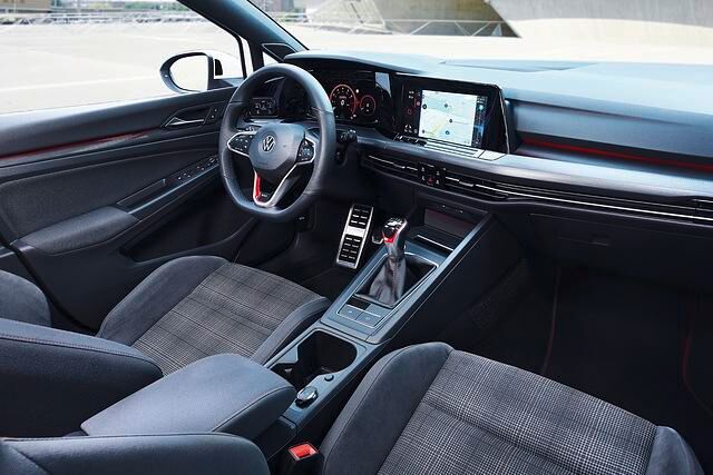 Alt und neu gehen auch im Innenraum des Golf GTI zusammen
