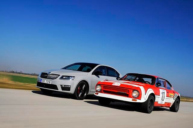 Der Skoda 200 RS von 1974  vor dem Skoda Octavia RS von 2013