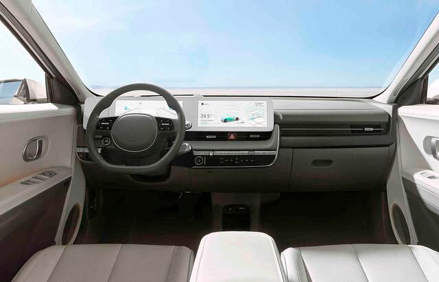 Nein, das ist keine Studie, sondern das finale Seriendesign des Ioniq 5, der zwei weiß gerahmte Riesendisplays bietet