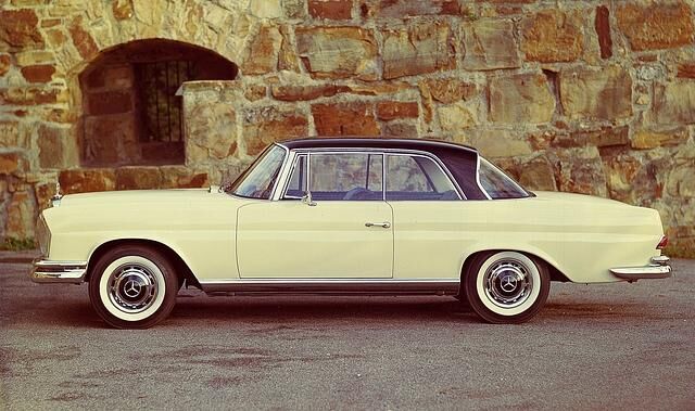 1965 werden 250 SE und 300 SE Coupé/Cabriolet mit den größeren Rädern und den größer dimensionierten Scheibenbremsen der neuen Oberklasse-Baureihe W 108 ausgestattet