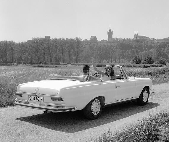 Insgesamt wurden im Werk Sindelfingen 28.918 Coupés und 7.013 Cabriolets produziert