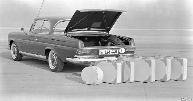 Während Wettbewerber wie BMW 3200 CS, Glas V8 oder Opel Diplomat Coupé nur auf dreistellige Stückzahlen kamen, verkaufte Mercedes fast 36.000 Einheiten der exorbitant teuren SE-Serie