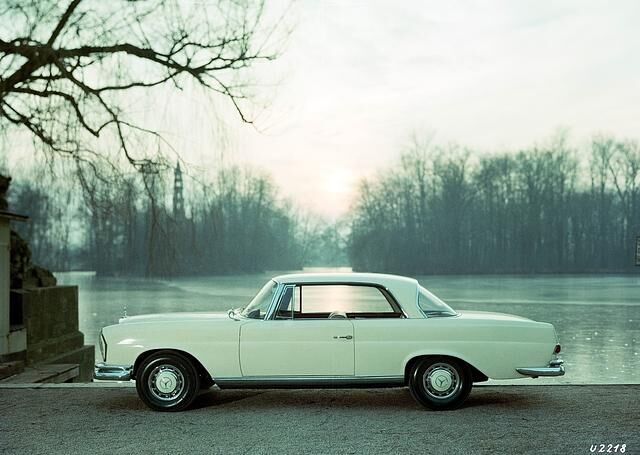 Der Nachwuchs-Designer Bracq hatte alle barocken Elemente der Heckflossen-Limousine 220 SE eliminiert und diesen viertürigen Chromkreuzer der späten 1950er in einen Zweitürer unvergänglicher...