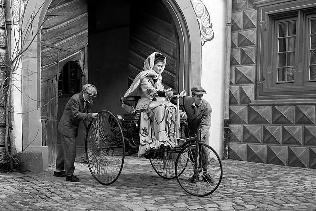 Frauen und Automobil - Wegbereiterinnen, Tüftlerinnen und Vorstandsvorsitzende