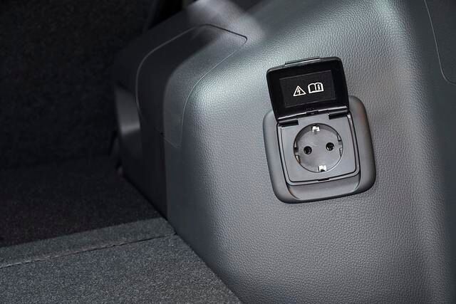 Im Kofferraum gibt es eine 230-Volt-Steckdose