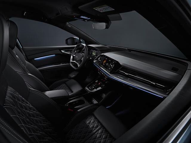 Optisch hat sich einiges getan. Da ist zunächst das neue Vierspeichen-Lenkrad. Die Ringe liegen ab sofort platt im Pralltopf (Audi spricht vom Flat-Design), 