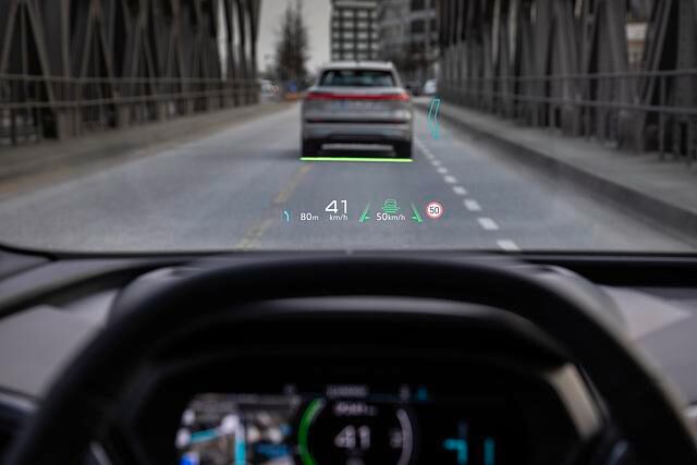 In neuer Form präsentiert sich auch die schwebende Mittelkonsole und der eckigere, leicht zum Fahrer gewandte Cockpit-Kasten