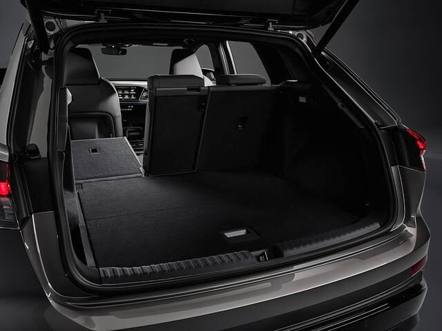 In den Kofferraum passen 520 bis 1490 Liter Gepäck, beim wenig später startenden Q4 e-tron Sportback werden es 535 bis 1460 Liter sein