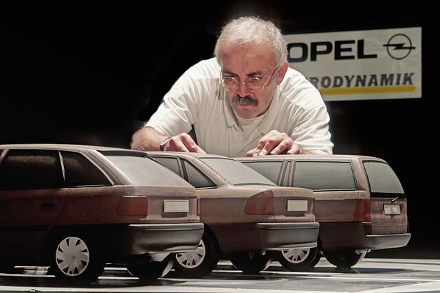 Den Opel Astra (F) gibt es als drei- und fünftürige Schräghecklimousine, fünftürigen Kombi, viertüriges Stufenheck und ab 1993 auch als Cabrio