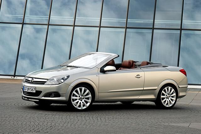 Im Mai 2006 kommt der Astra (H) als Cabriolet TwinTop mit elektrisch versenkbarem Hardtop auf den Markt