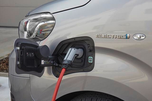 Geladen wird mit einem 11-kW-Bordlader