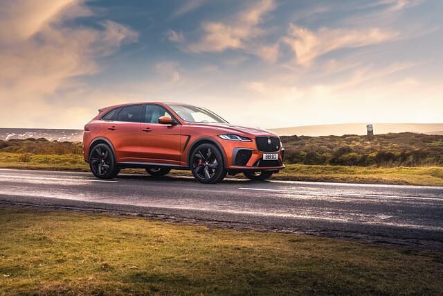 Es gibt es neben einer Prise mehr Provokation im Design und einem sportlich aufgemöbelten Innenraum vor allem den ebenso anachronistischen wie archaischen V8-Motor, der den F-Pace zur Dampframme...