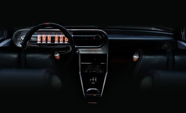 Ein wenig Steampunk-Ästhetik geht von der digitalen Röhrenanzeige im Cockpit aus