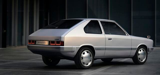 Statt echter Spiegel hat Hyundai auf die Kotflügel des Pony Heritage kamerabasierte Rückspiegel im Miniaturformat montiert