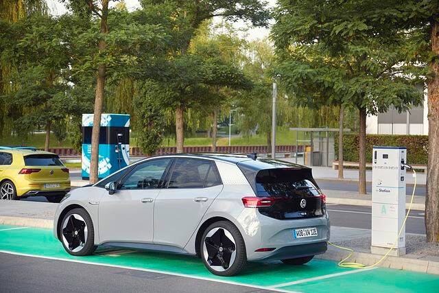 Etwas diffiziler wird es, wenn man die Parameter Batteriegröße, Reichweite, Ladeleistung und Verbrauch dazu nimmt