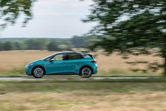 Die Motoren sind schnell aufgezählt. Kunden können zwischen einem 110 kW/150 PS und einem 150 kW/204 PS starken E-Motor wählen