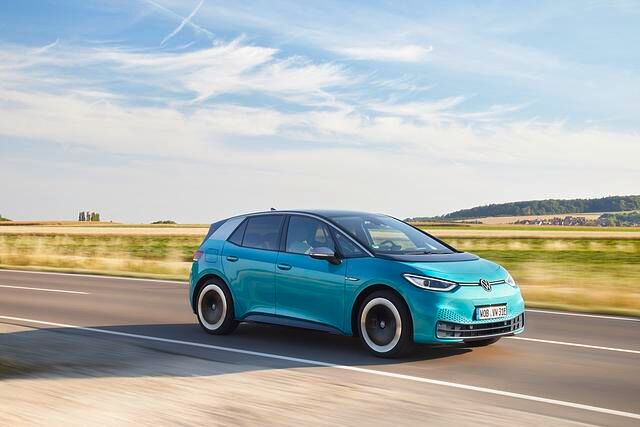 Für die Batteriegrößen „Pure“, „Pro“ und „Pro S“ stehen verschiedene Ausstattungslinien zu Wahl. Diese sind mit unterschiedlichen Pakten wie für Design, Interieur, Infotainment oder Assistenten...