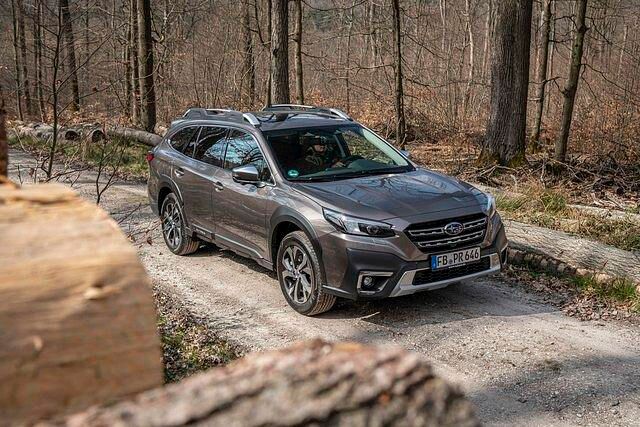 Dass der Outback auch richtig chic kann, will er mit dem in glänzendem schwarz gehaltenem Kühlergrill unterstreichen