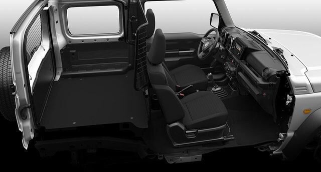 Der Jimny verfügt nur noch über die zwei Vordersitze. Ein metallenes Trenngitter trennt den Bereich zum 863 großen Kofferraum ab