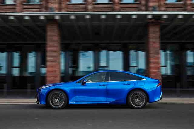 Mit seiner rund fünf Meter langen Karosserie ist der Mirai ein stattliches Auto