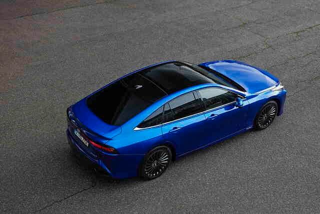 Die Dachlinie des Mirai endet in einem coupéhaftem Stummelheck