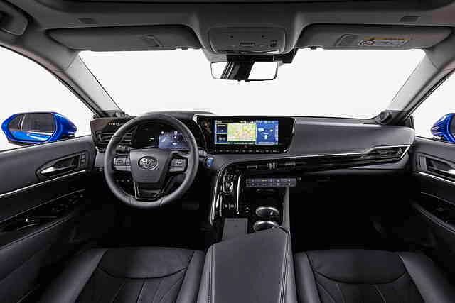 Alles digitail: Das Cockpit des Mirai dominieren zwei großes Displays