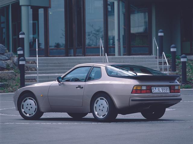 1986 beginnt die Produktion des 944 S mit 2,5-Liter-Motor und Vier-Ventil-Technik sowie nunmehr 140 kW/190 PS