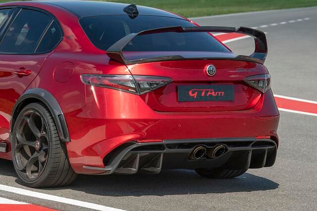 Der Über-Alfa imponiert mit einer spitzen, aber wahnsinnig exakten Lenkung