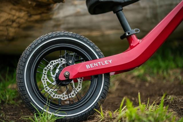 Viele Laufräder haben gar keine Bremsen, beim Bentley-Laufrad kommt hingegen eine zudem große Scheibenbremse zum Einsatz
