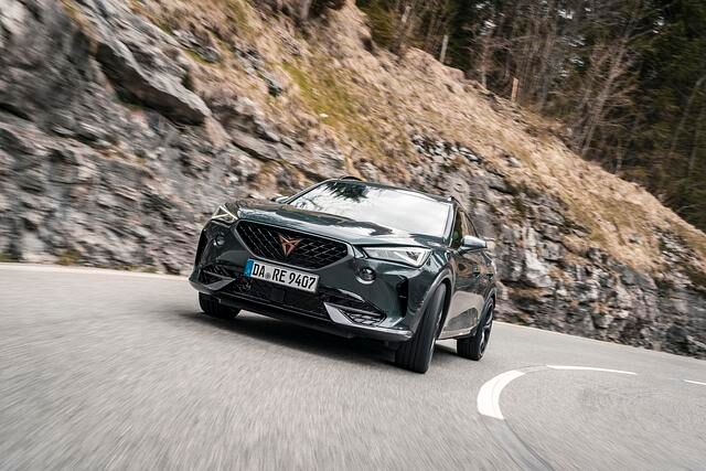 Wie sehr der Cupra die Muskeln spielen lässt, hat der Fahrer selbst in der Hand