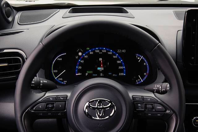 Das Kombiinstrument im Yaris Cross besteht aus einem mittigen Display, welches klassische Analoganzeigen flankieren