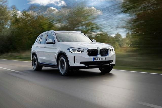 Optisch unterscheidet sich der elektrische X3 von seinen Geschwistern unter anderem durch blau gefärbte Elemente in der BMW-Niere