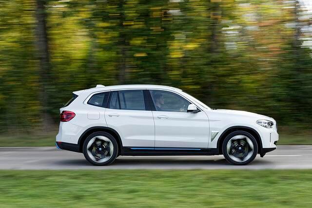 Wie bei allen Autos, und besonders bei elektrischen, steigt der Verbrauch bei höheren Geschwindigkeiten exponentiell an