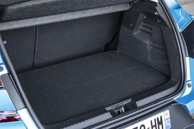 Der Kofferrraum fällt etwas knapp aus, doch dank seiner Variabiliät bleibt der Captur E-Tech voll alltagstauglich