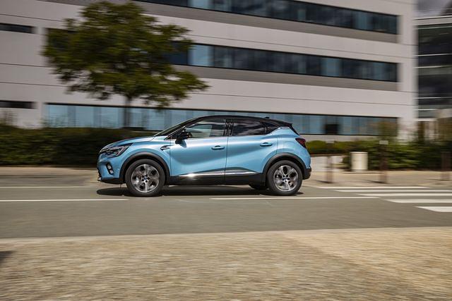 Mit 4,23 Meter ist der Captur eine stattliche Erscheinung. Längsdynamisch hat er als E-Tech auch einiges zu bieten