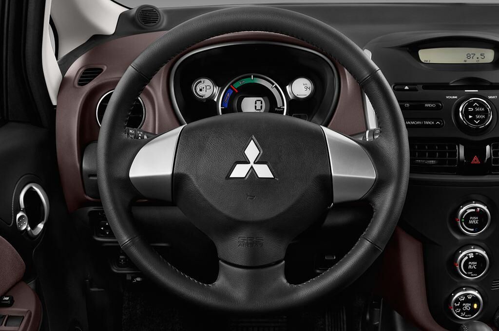 Mitsubishi Imiev (Baujahr 2016) - 5 Türen Lenkrad