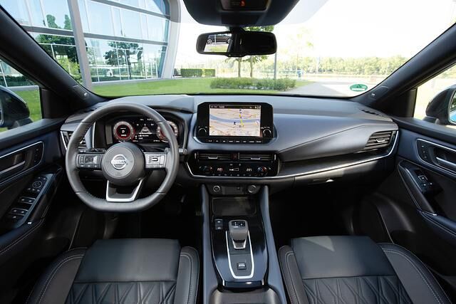 Der Blick fällt auf ein großes, allerdings nicht allzu kontrastreiches Head-up-Display (10,8 Zoll) in der Windschutzscheibe, durchs Lenkrad auf den 12,3 Zoll messenden digitalen Bildschirm (ab...