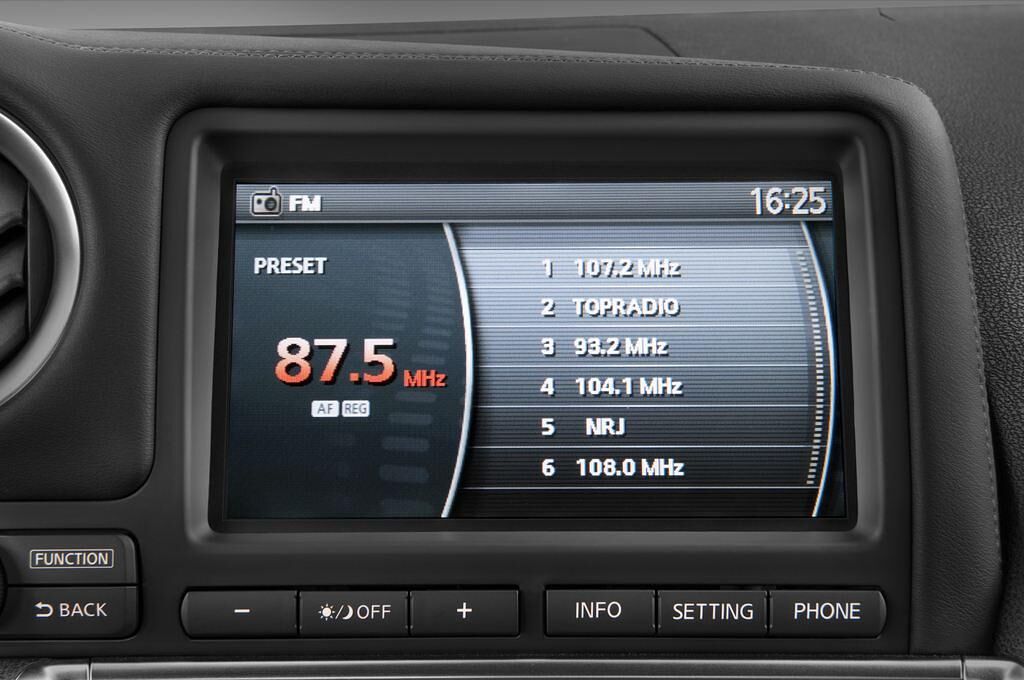Nissan GT-R (Baujahr 2009) Premium 2 Türen Radio und Infotainmentsystem