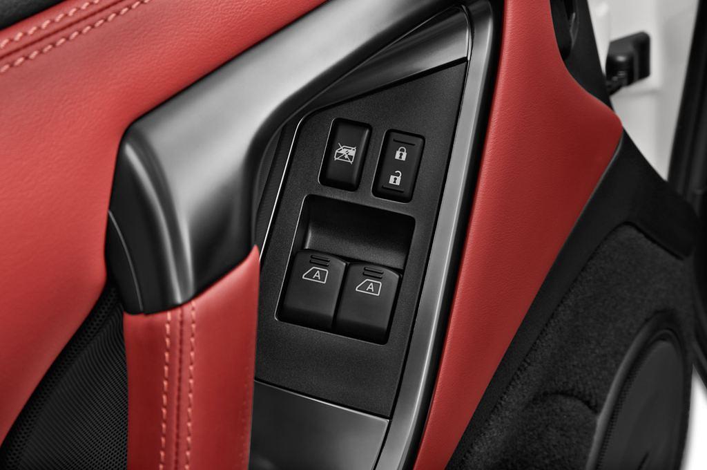 Nissan GT-R (Baujahr 2012) - 2 Türen Bedienungselemente Tür