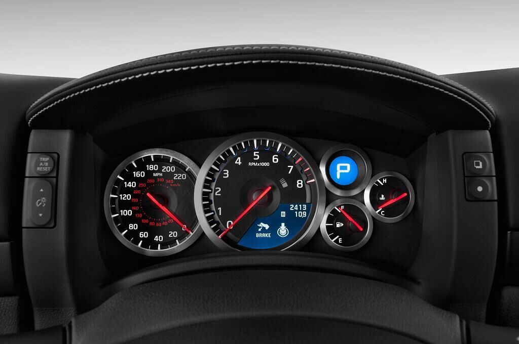 Nissan GT-R (Baujahr 2012) - 2 Türen Tacho und Fahrerinstrumente