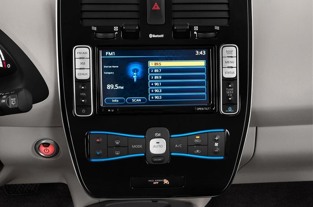 Nissan Leaf (Baujahr 2011) - 5 Türen Radio und Infotainmentsystem