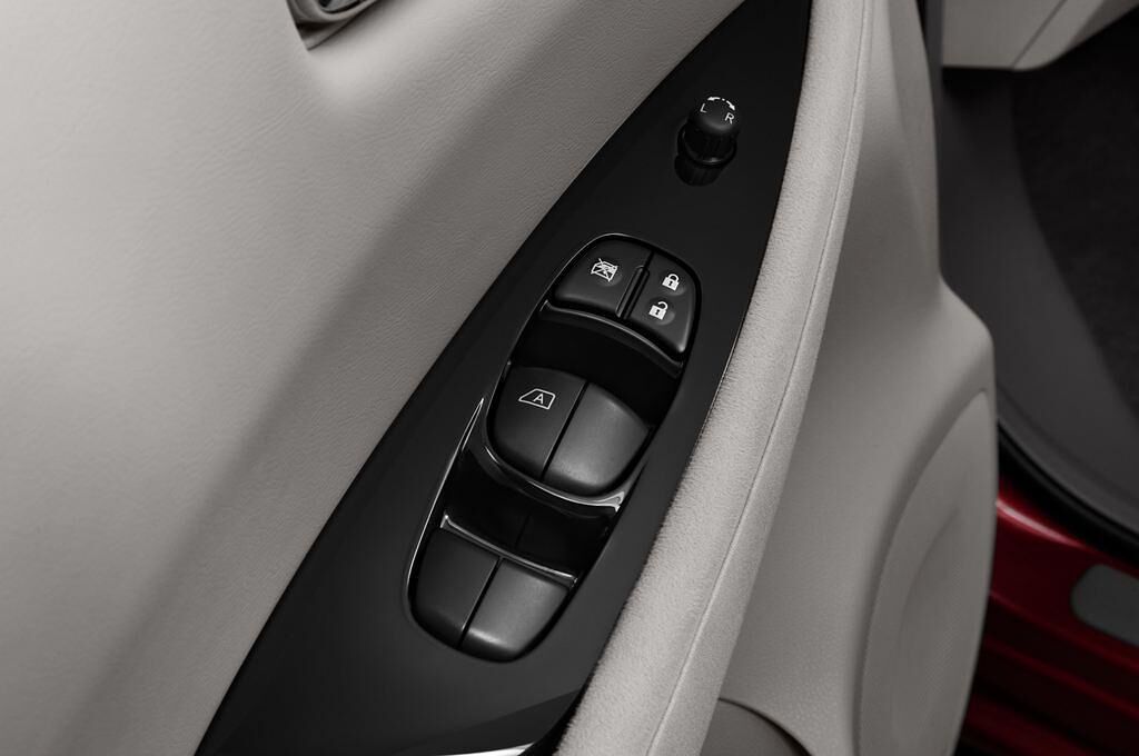 Nissan Leaf (Baujahr 2011) - 5 Türen Bedienungselemente Tür