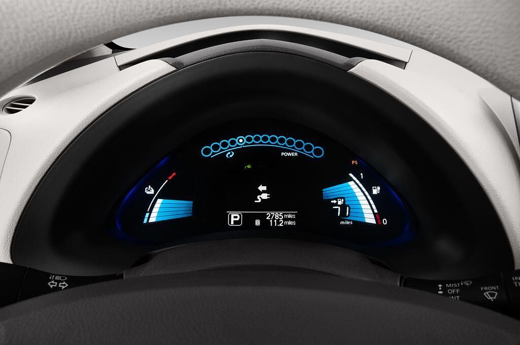 Nissan Leaf (Baujahr 2011) - 5 Türen Tacho und Fahrerinstrumente