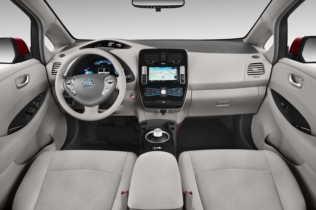 Nissan Leaf (Baujahr 2014) Acenta 5 Türen Cockpit und Innenraum